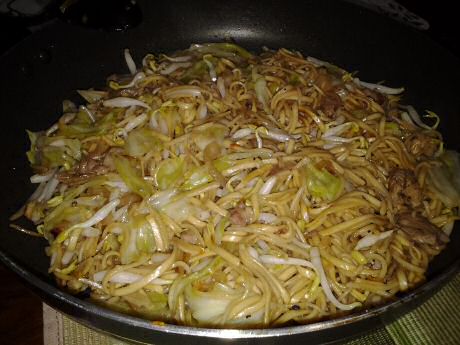 Fried noodles with pork and beansprout for 2 people: about 50 mg cholesterol per serving